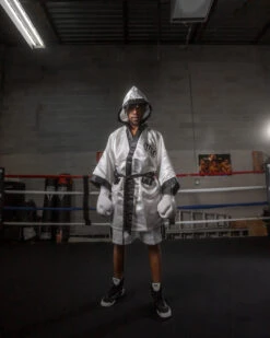 TITLE Boxing Fingertip Robe 31 TITLE Boxing Fingertip Robe -Title Boxing Store TSRFWHBK 1