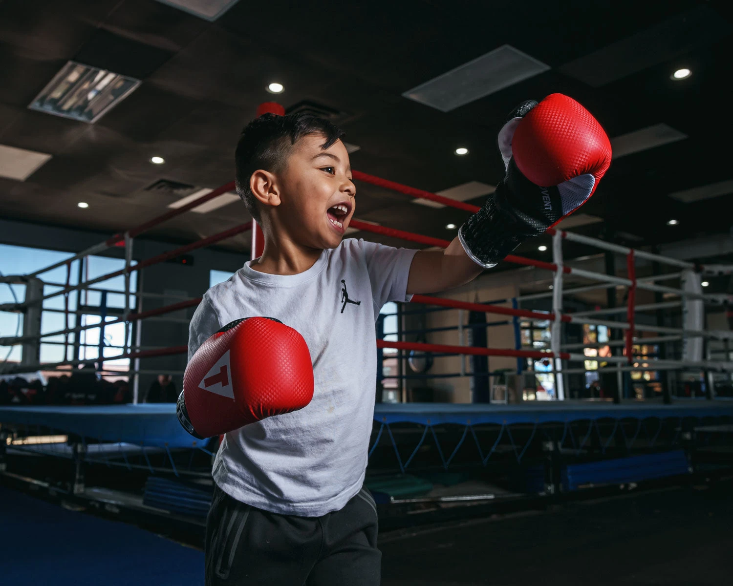 TITLE Boxing Aerovent Youth Gloves – Diamond Gloss Protective Training Gloves 2 TITLE Boxing Aerovent Youth Gloves – Diamond Gloss Protective Training Gloves - Image 2