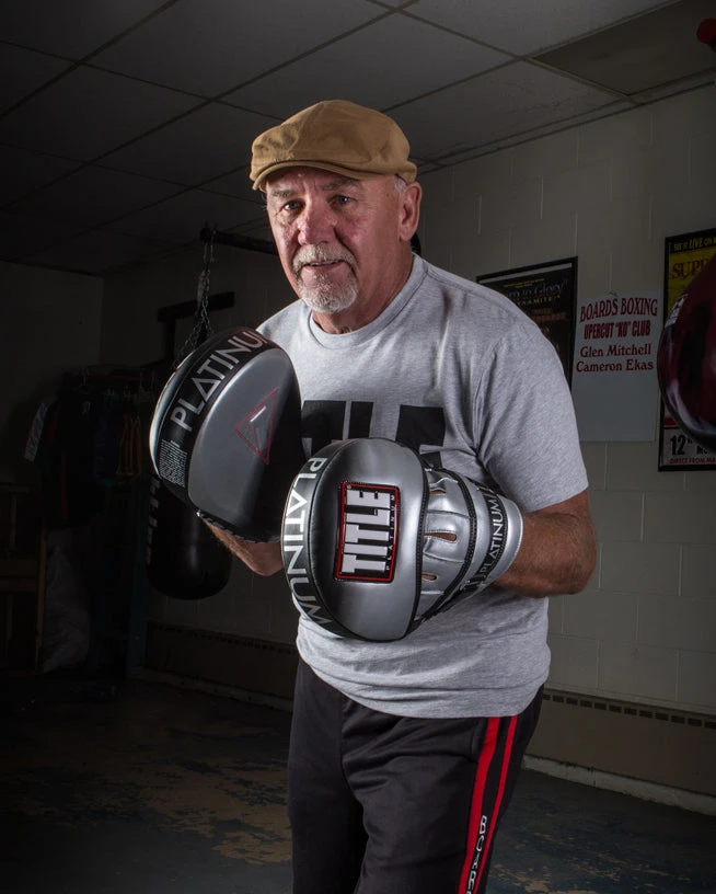 TITLE Platinum Proclaim Power Punch Mitts 2 TITLE Platinum Proclaim Power Punch Mitts - Image 2